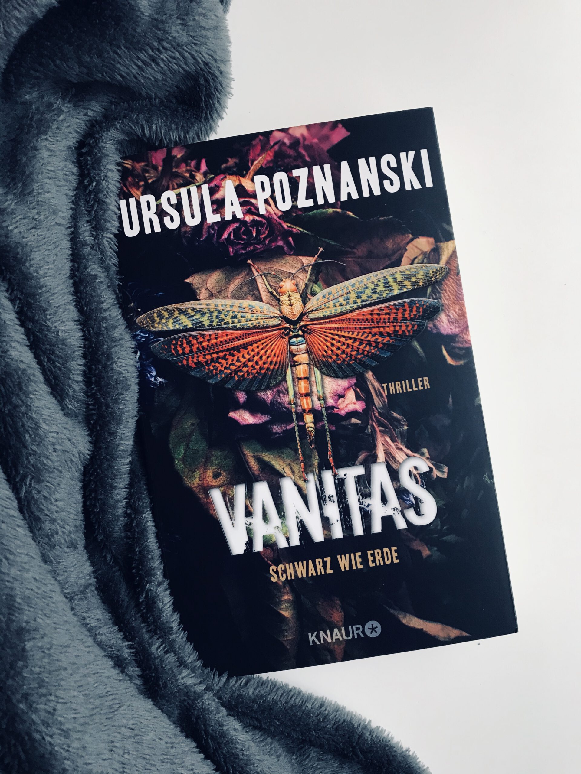 Vanitas Cover schwarz mit welkenden Blumen und einem Insekt