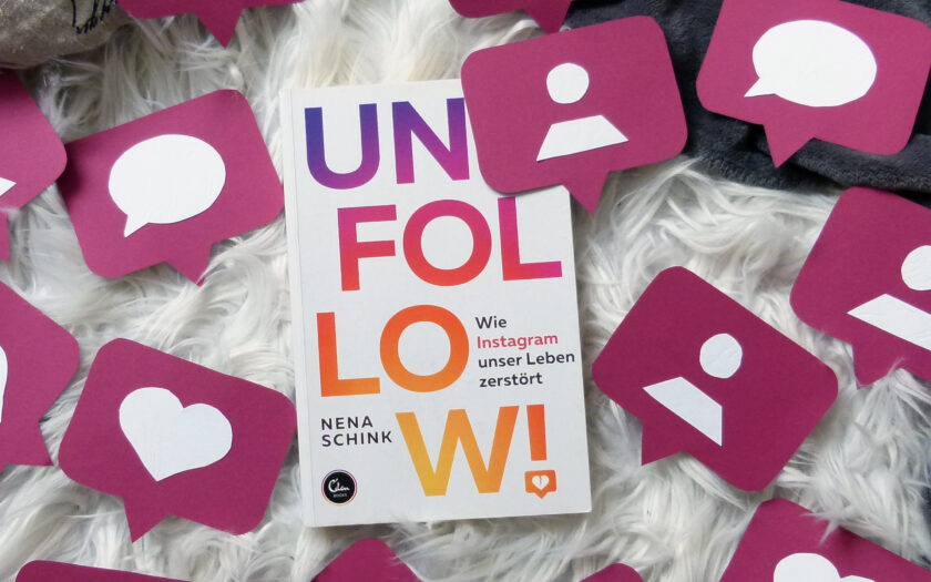 Das Buch "Unfollow" von Nina Schink liegt auf einem weißen Untergrund. Um das Buch herum liegen Social-Media-Icons aus Pappe (ein neuer Like, ein*e neue*r Follower*in, ein neues Kommentar)