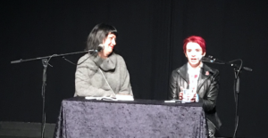 Sibel Schick (links) und Laurie Penny (rechts) sitzen an einem Lesungstisch. 